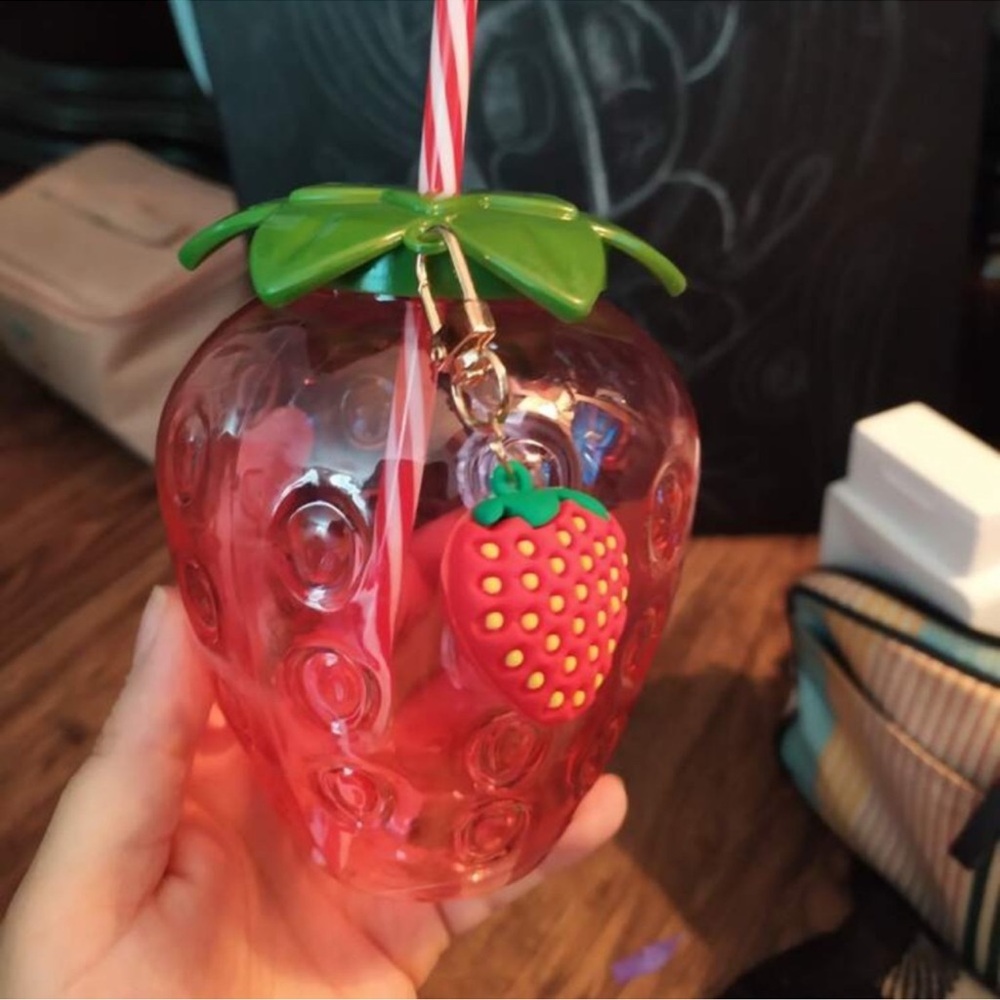 New Red Clear Plastic Strawberry Design Drinking
Tumbler With Straw & Key Chain - Picture 6 of 14